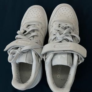 grey one/cloud white adidas forum low